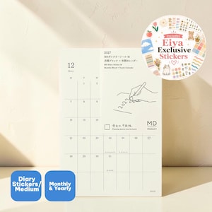 Puede incluir: Una hoja de pegatinas para agenda MD Product 2027, tamaño M, con bloque mensual y calendario anual. El calendario muestra una cuadrícula para diciembre con un dibujo lineal de una mano escribiendo 2027. Incluye un set circular de Eiya Exclusive Stickers.