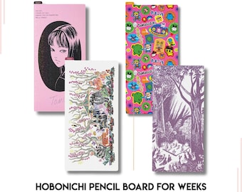 Puede incluir: Cuatro tableros de lápices Hobonichi para semanas con varios diseños. Un tablero rosa presenta un retrato, otro tiene un patrón de dibujos animados colorido, un tercero muestra una ilustración detallada y el último una escena de bosque.
