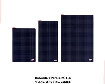 Op de afbeelding: Drie marineblauwe potloodborden met rasterpatroon in verschillende maten. Elk bord heeft een roze lipje aan de bovenkant en een klein logo aan de onderkant. De tekst "HOBONICHI PENCIL BOARD WEEKS, ORIGINAL, COUSIN" wordt hieronder weergegeven.
