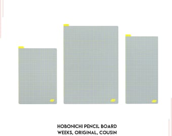 Op de afbeelding: Drie grijze potloodplanken met gele rand. De planken zijn gelabeld met "Hobonichi Pencil Board" en "Weeks, Original, Cousin".