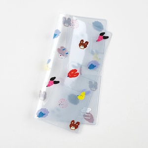 Puede incluir: Organizador de pl&aacute;stico transparente con dise&ntilde;os de animales bordados de colores, incluyendo osos, erizos y p&aacute;jaros. El organizador tiene m&uacute;ltiples bolsillos y un cierre a presi&oacute;n. El texto "TOY'S & TOYS NICHI Shoota" est&aacute; impreso en la parte inferior derecha.