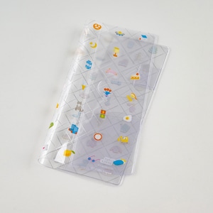 Puede incluir: Funda transparente de pl&aacute;stico para planificador con un patr&oacute;n de cuadr&iacute;cula e ilustraciones coloridas. La funda es rectangular y tiene un bolsillo. Las ilustraciones incluyen una luna, un pastel y una flor.