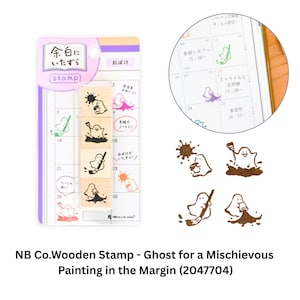 Könnte beinhalten: Ein Set aus vier kleinen Holzstempeln mit Geisterillustrationen auf einer Verkaufskarte. Die Stempel zeigen einen Geist bei verschiedenen Aktivitäten wie Malen und Spritzen. Die Verpackung enthält japanischen Text und ein Kalenderbeispiel.