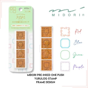 Puede incluir: Un paquete de sellos Midori Yurulog pre-entintados de un solo toque. Los sellos están en una funda de plástico transparente y presentan diseños de marcos en rosa, azul, verde y morado. El paquete también incluye ejemplos de los diseños estampados en rojo, azul, verde y morado.