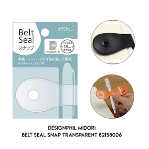 Op de afbeelding: Een Midori Belt Seal Snap zelfklevende penhouder van transparant kunststof. De verpakking toont de productnaam, een diagram met compatibiliteit voor pennen tot 13 mm diameter en ronde inzetstukken met een zwarte en een oranje versie.