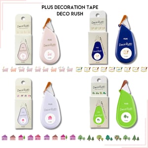 以下が含まれることがあります： プラス記号と「Deco Rush」の文字が書かれた、4種類の異なる色の装飾テープディスペンサー。各ディスペンサーは、バスタブ、本、家、木という異なるデザインになっています。ディスペンサーは白い背景にあり、画像の下部には対応するデザインが1列に並んでいます。
