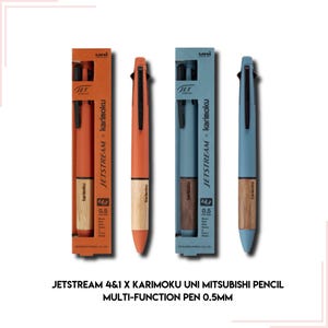 Peut inclure: Deux stylos multifonctions avec des fûts en bois. Le stylo de gauche est orange et le stylo de droite est bleu. Les deux stylos ont de l'encre noire et une pointe de 0,5 mm. Les stylos sont étiquetés "JETSTREAM 4&1 x KARIMOKU UNI MITSUBISHI PENCIL MULTI-FUNCTION PEN 0.5MM".