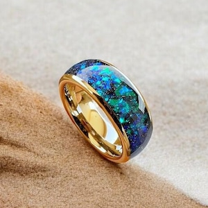 Gouden wolfraamtrouwring: blauwgroen geplet fragment inlegwerk, koepelband van 8 mm