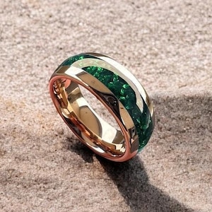 Smaragdgroene wolfraamring | Unieke trouwring | Inlegring gemalen smaragd | Ringen van 8 mm | Beloftering | Heren Dames Ring | Cadeau voor hem en haar