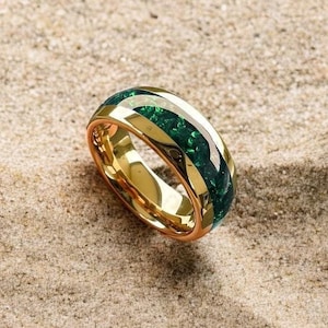 Grüner Smaragd | Gold Wolfram Ring, Edelstein Ehering, Crushed Smaragd Inlay Ring, 8 MM Band, Versprechen Ring, Männer Frauen Ring, Geschenk für ihn