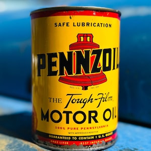 Free Shipping - Vintage FULL Pennzoil Motor Oil Can – 1 Quart – SAE 10W – 100% Pure Pennsylvania Oil – Sealed – Mid-Century Garage Decor