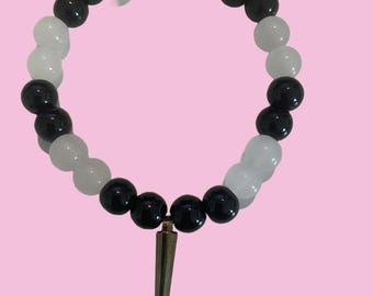Pulsera de cuentas de vidrio blancas y negras