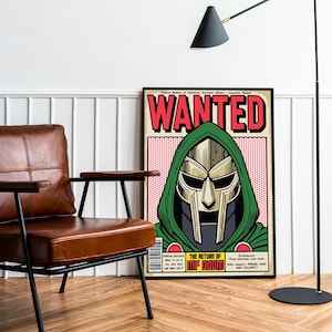 Puede incluir: Un cartel de estilo vintage "WANTED" con una figura con capucha verde y una máscara. El cartel tiene texto rojo y blanco que dice "WANTED" y "THE RETURN OF MF DOOM".