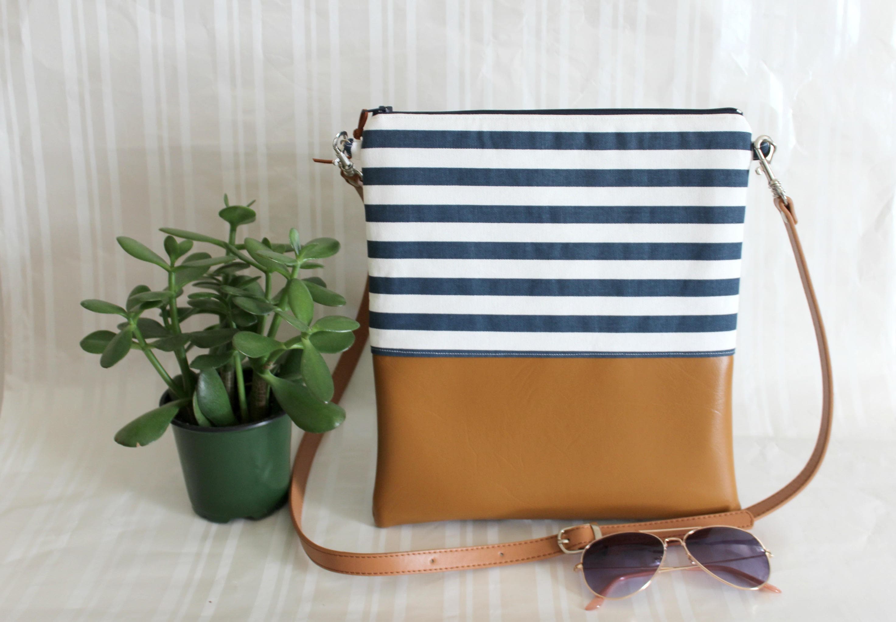 バッグ SIMPLE PROJECT STRIPPED CROSSBODY BAG バッグ SIMPLE PROJECT STRIPPED CROSSBODY BAG SIMPLE PROJECT
