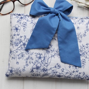 Quilted Bible Cover, Bow Bible Sleeve Cover, Blue Floral Quilted Bible Sleeve, Gift for Women, Christian gift for Women, Fabric Bible Cover