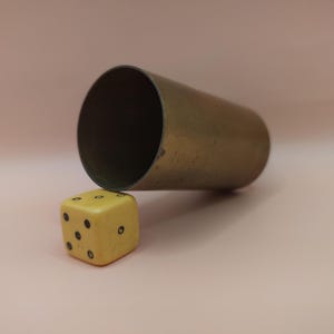 Agitador de latón antiguo y dado, de los años 40 y 50. Dados para juegos. Década de 1940.