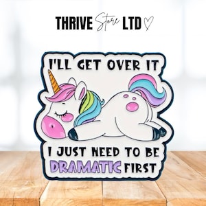 Badge en émail I Need To Be dramatique - Cadeau drôle - Cadeau sarcastique