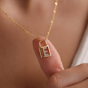Collar con candado personalizado con inicial pavé, collar con letras, collar con alfabeto, regalo personalizado, regalo para ella, regalo de Navidad, regalo para mamá