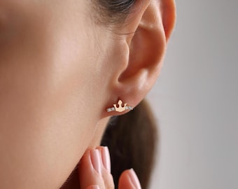 Pendientes con forma de corona diminuta chapados en oro de 18 quilates, pendientes con forma de tiara, pendientes minimalistas, pendientes para uso diario, regalo perfecto para ella, pendientes para mujer