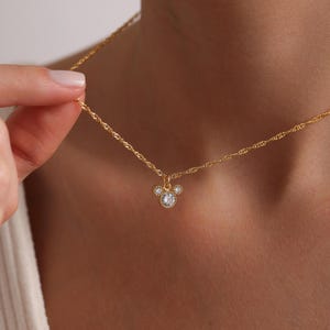 以下が含まれることがあります： 小さな輝くミッキーマウスのペンダントが付いたゴールドチェーンネックレス