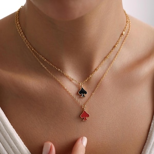 Collana di picche carina in smalto placcato oro, collana di carte da gioco, collana di asso di picche, collana di Las Vegas, regalo per lei, regalo di Natale