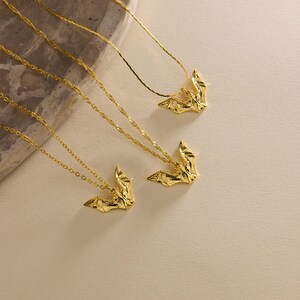 Puede incluir: Varios collares con colgantes de murci&eacute;lago dorados. Cada collar presenta un dije de murci&eacute;lago detallado suspendido de una delicada cadena. Los murci&eacute;lagos miran en diferentes direcciones, creando una exhibici&oacute;n din&aacute;mica. El fondo es de un beige claro neutro.