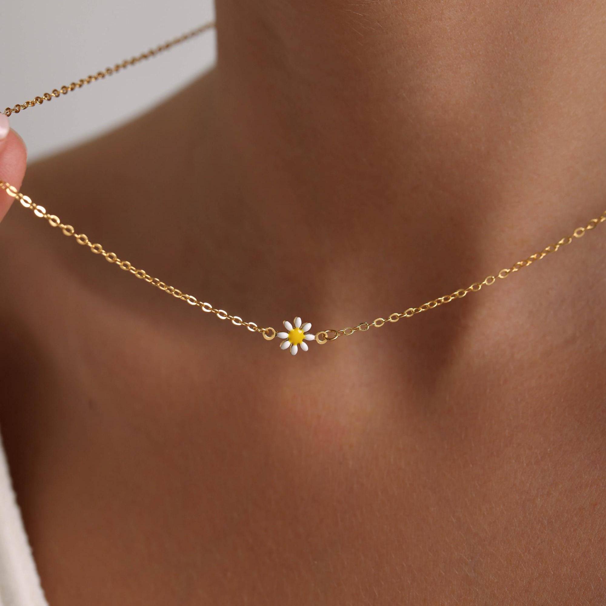 Gold Plated Very Tiny Daisy Necklace, Daisy Flower Necklace, Minimalist Flower Necklace, Bridesmaid Gif, Gift for her, Christmas Gift, Gifts