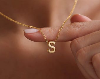 Personalisierte Gold überzogene Anfangsbuchstabenhalskette, kleine Halskette, Minimalistische Buchstabenhalskette, Geschenk für sie, Weihnachtsgeschenk, Mammageschenke