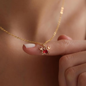 ゴールドミニマリストクラブパヴェネックレス、小さなクラブネックレス、ガーネットクラブネックレス、オーシャンネックレス、ビーチジュエリー、クリスマスギフト、彼女へのギフト