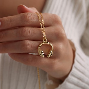 Gold Plated Dainty Headphone Pendant Necklace, Music Lover Necklace, Tiny Earphone Necklace, Everday Necklace, Gift for her, Christmas Gift