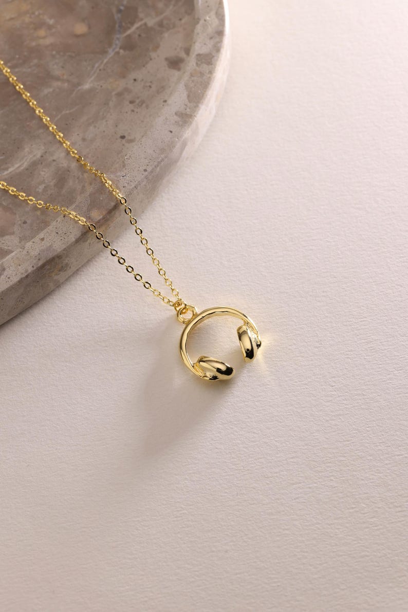 Gold Plated Dainty Headphone Pendant Necklace, Music Lover Necklace, Tiny Earphone Necklace, Everday Necklace, Gift for her, Christmas Gift