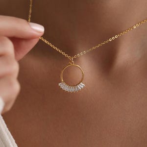 Vergulde sierlijke cirkel stokbrood ketting, kleine cirkel effenen ketting, geometrische ketting, cadeau bruidsmeisje, cadeau voor haar, kerstcadeau