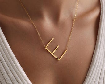 Anpassat stort initialhalsband, halsband med stort brev, halsband med initialer i sidled, personlig present, present till henne, julklapp, present till mamma