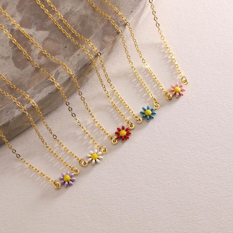 Gold Plated Very Tiny Daisy Necklace, Daisy Flower Necklace, Minimalist Flower Necklace, Bridesmaid Gif, Gift for her, Christmas Gift, Gifts