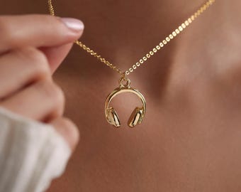 Gold Plated Dainty Headphone Pendant Necklace, Music Lover Necklace, Tiny Earphone Necklace, Everyday Necklace, Gift for her, Christmas Gift