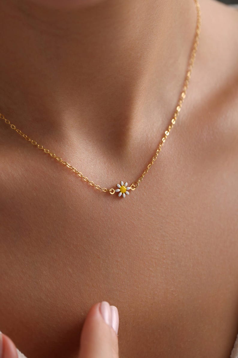 Gold Plated Very Tiny Daisy Necklace, Daisy Flower Necklace, Minimalist Flower Necklace, Bridesmaid Gif, Gift for her, Christmas Gift, Gifts