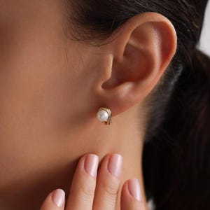 18K Gold Plated Dainty Pearl Huggie Hoop, Tiny Pearl Earrings, Wedding Party Earring, Bridesmaid Gift, Bridal Party Earring, Gift for her