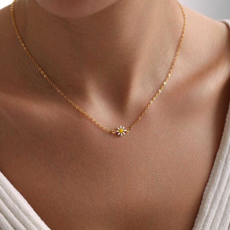 Gold Plated Very Tiny Daisy Necklace, Daisy Flower Necklace, Minimalist Flower Necklace, Bridesmaid Gif, Gift for her, Christmas Gift, Gifts