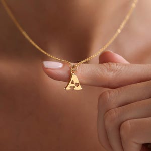 Colar com pingente inicial de coração minúsculo personalizado, colar com mini letras banhado a ouro, presente personalizado, presente para ela, presente de Natal para a mãe