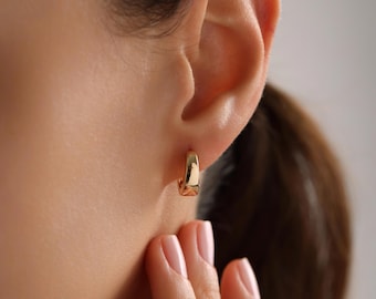 Pendientes de aro pequeños chapados en oro, pendientes de aro delicados, pendientes geométricos, regalo para ella, pendientes para el día a día, regalo de Navidad, regalo para mamá