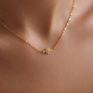 Gold Plated Very Tiny Daisy Necklace, Daisy Flower Necklace, Minimalist Flower Necklace, Bridesmaid Gif, Gift for her, Christmas Gift, Gifts
