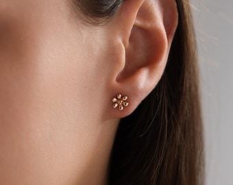 Tiny Daisy Stud Earrings, Flower Earrings, Dainty Daisy Earrings, Stud Earrings, Gift for her, Everyday Earrings, Christmas Gift, Mom Gift