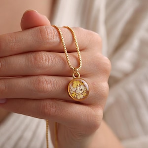 Personalized Birthflower Coin Pendant Necklace, Real Birthflower Necklace, Pressed Birthflower Necklace, Gift for her, Christmas Gift