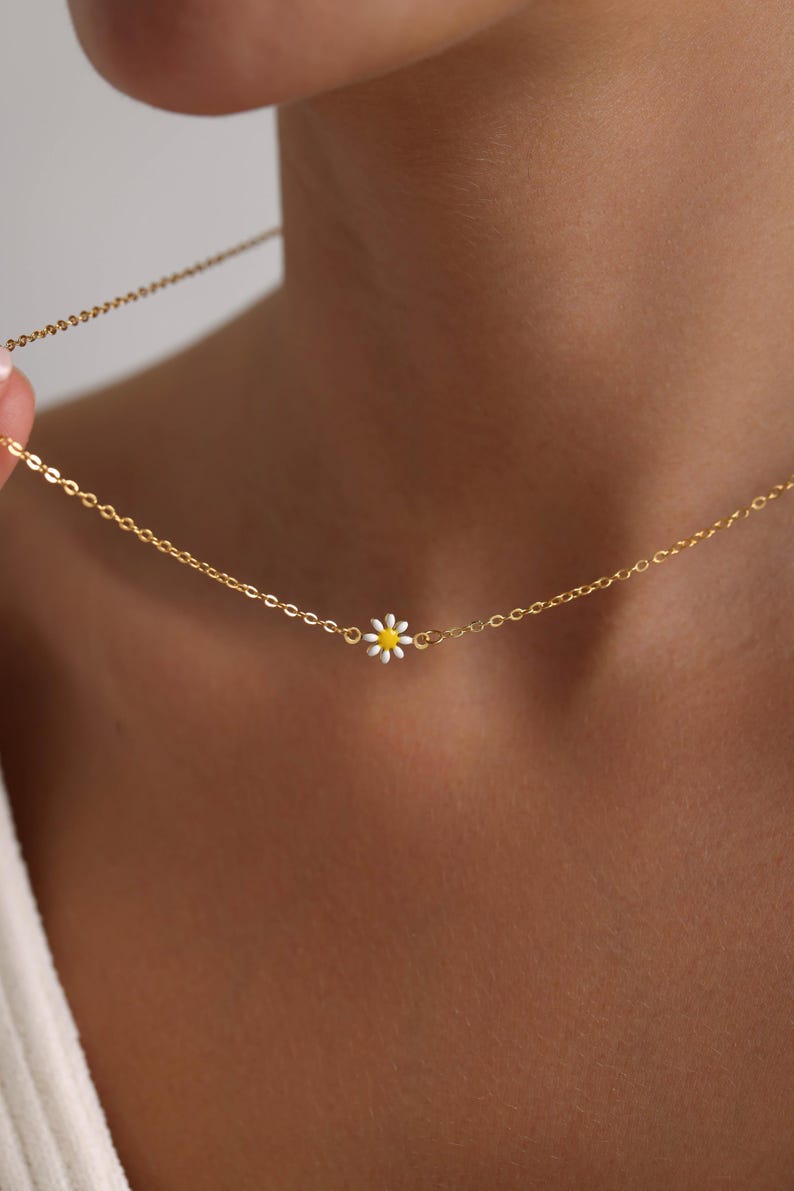 Gold Plated Very Tiny Daisy Necklace, Daisy Flower Necklace, Minimalist Flower Necklace, Bridesmaid Gif, Gift for her, Christmas Gift, Gifts