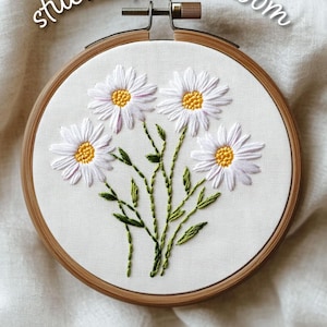 Diseño de bordado de margaritas en PDF * Adorno floral de nacimiento de abril * Regalo de flores silvestres DIY * Patrón de costura a mano de margaritas "oopsie" imagen 11