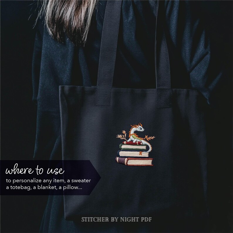K&ouml;nnte beinhalten: Schwarze Tragetasche mit einem gestickten Design eines Drachen auf einem B&uuml;cherstapel. Der Text "where to use" und "to personalize any item, a sweater a totebag, a blanket, a pillow..." befindet sich auf der linken Seite. Der Text "STITCHER BY NIGHT PDF" steht unten.