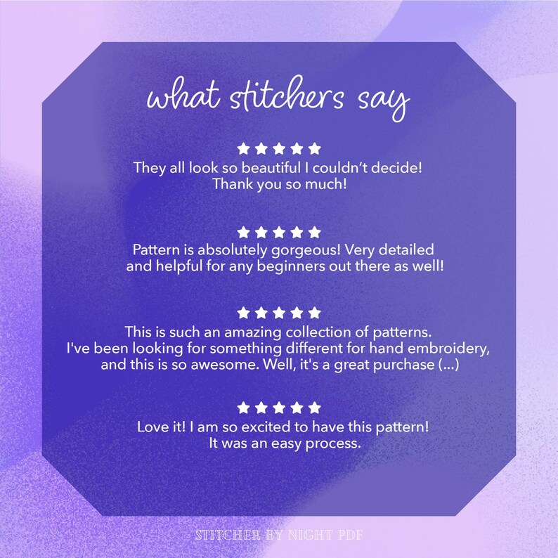 Puede incluir: Un gr&aacute;fico p&uacute;rpura con texto blanco que dice "what stitchers say" y rese&ntilde;as de clientes. Las rese&ntilde;as incluyen frases como "absolutamente magn&iacute;fico" y "incre&iacute;ble colecci&oacute;n de patrones". La parte inferior del gr&aacute;fico dice "STITCHER BY NIGHT PDF".