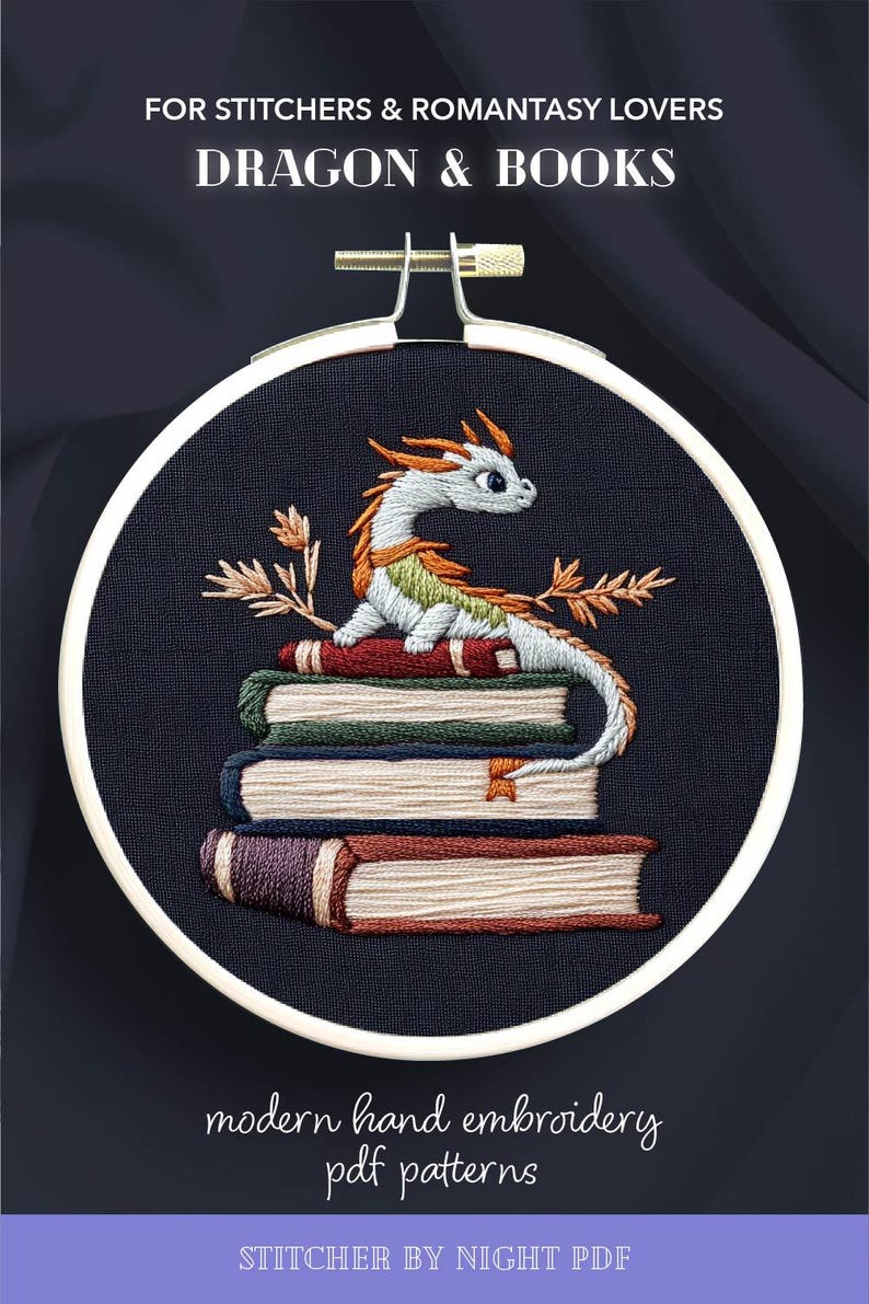 K&ouml;nnte beinhalten: Handgesticktes Design in einem runden Rahmen mit einem Drachen auf einem B&uuml;cherstapel. Der Drache ist wei&szlig;, orange und gr&uuml;n. Die B&uuml;cher sind verschiedenfarbig. Der Text oben lautet "DRAGON & BOOKS". Der Text unten lautet "modern hand embroidery pdf patterns".