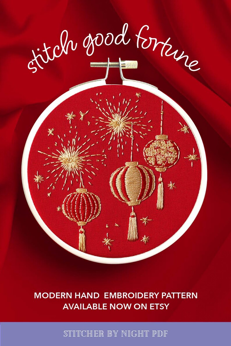 Puede incluir: Aro de bordado rojo con hilo dorado que representa fuegos artificiales y tres linternas colgantes. El texto "stitch good fortune" est&aacute; arqueado sobre el dise&ntilde;o. El texto "MODERN HAND EMBROIDERY PATTERN AVAILABLE NOW ON ETSY" est&aacute; debajo.