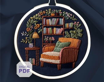 Puede incluir: Un bastidor de bordado con una acogedora escena de rincón de lectura. El diseño incluye una estantería, un sillón, una mesita auxiliar con una lámpara y detalles florales. El texto "DIGITAL PDF" es visible. La paleta de colores incluye tonos azules, naranjas, verdes y marrones.